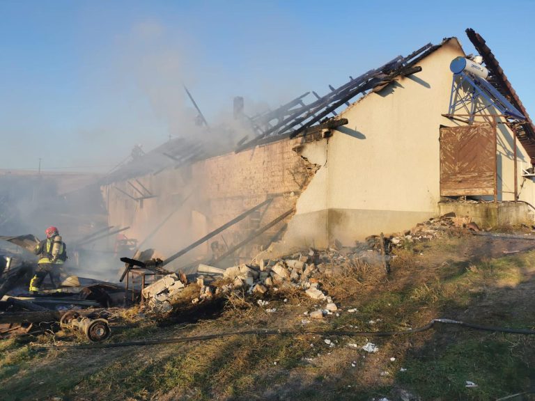 FOTO Acoperişul şi o anexă a unei locuinţe cuprinse de flăcări