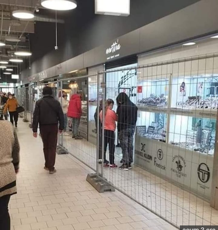 ULTIMA ORĂ Gardurile din supermarketurile sibiene, desființate de ISU