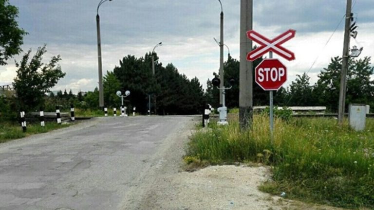 Semnalele luminoase la trecerile de cale ferată din Mediaş şi nordul judeţului nu funcţionează până în 9 decembrie