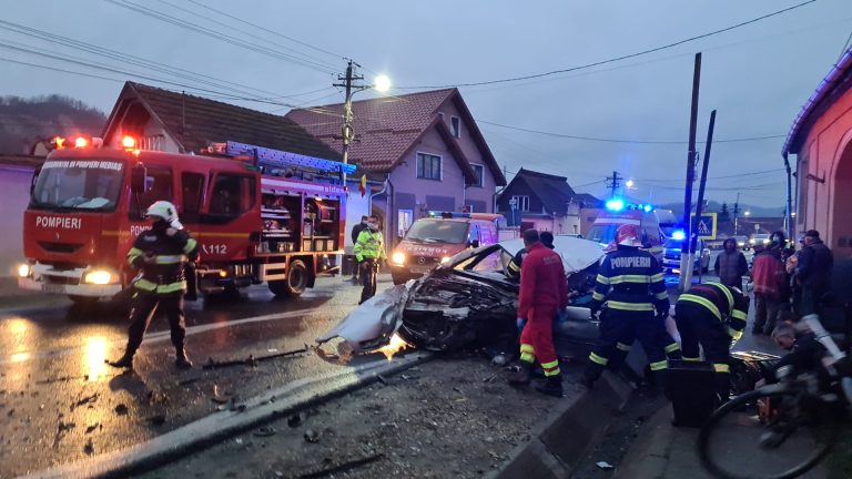 FOTO Şoferul unui autoturism a murit într-un accident rutier grav produs în Axente Sever