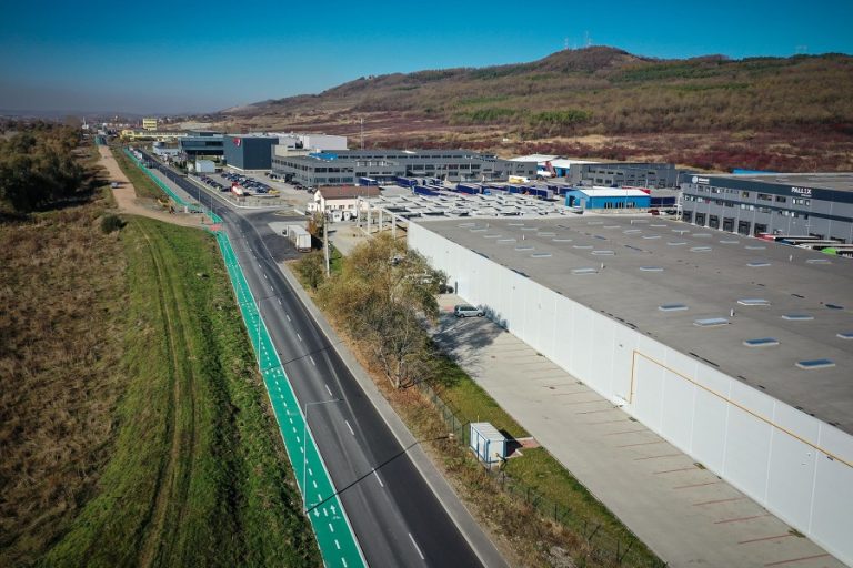 VIDEO & FOTO Lucrări finalizate și transformare radicală pe strada Podului, prima din Sibiu cu pistă de bicicletă delimitată