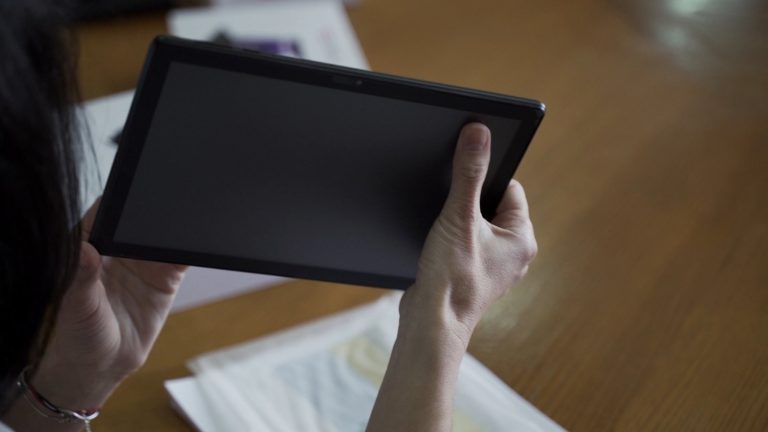 Aproape 6.000 de tablete au ajuns la Mediaş şi vor fi oferite şcolilor şi liceelor din oraş