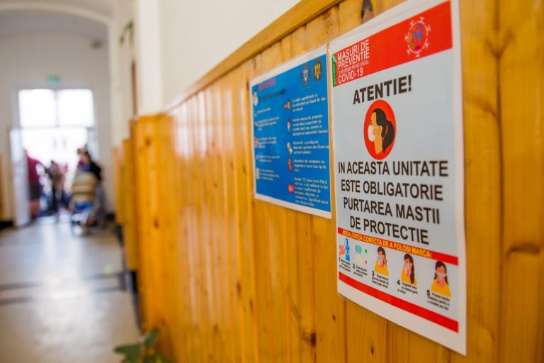 Elevii scapă de mască, iar școlile și facultățile nu mai pot organiza cursuri și examene online