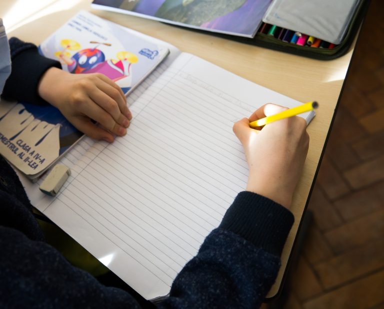 Elevii şi preşcolarii intră în vacanţa de iarnă