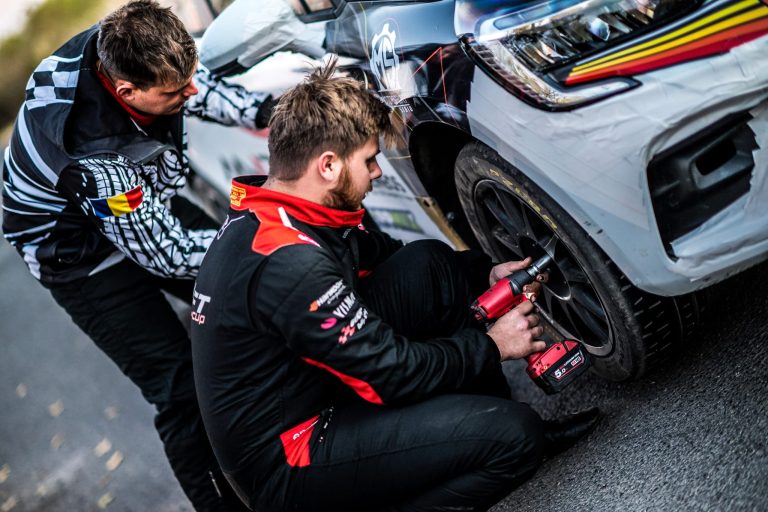 Pilotul sibian Paul Popa are un motto care l-a ajutat mereu sã-şi învingă temerile și să meargă mai departe. “Când ai un vis luptă pentru el.”