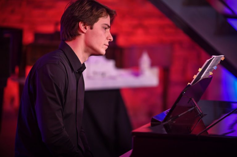 Amintiri din copilărie. Cristian Spătaru dirijează la Sibiu prima piesă clasică pe care a ascultat-o când era mic