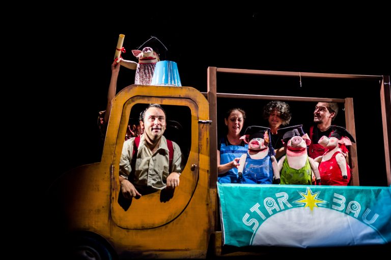 La „Gong” se construiesc case din materiale naturale și parcuri pentru copii