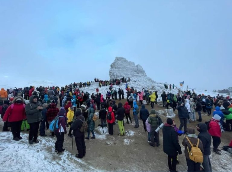 VIDEO Cum s-au înghesuit românii pe munte, la Sfinx, pentru a vedea piramida energetică, dar au plecat înghețați, cu Salvamontul