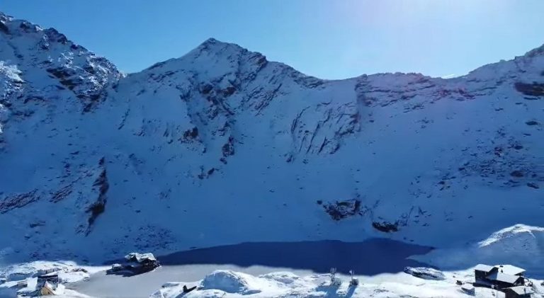 VIDEO Iarna a venit deja în zonele montane. În Făgăraș, sunt 15 cm de zăpadă, la Păltiniș, doar 2 cm