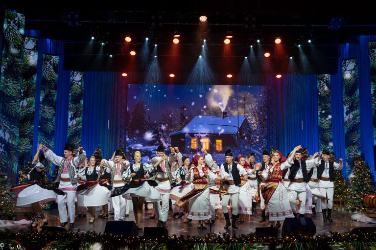 Junii Sibiului aduc obiceiuri de Crăciun și bucate alese, de sărbători