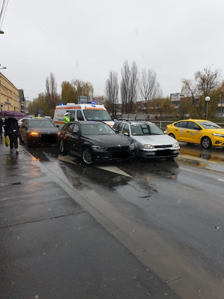 FOTO 3 autoturisme implicate într-un accident rutier în Sibiu