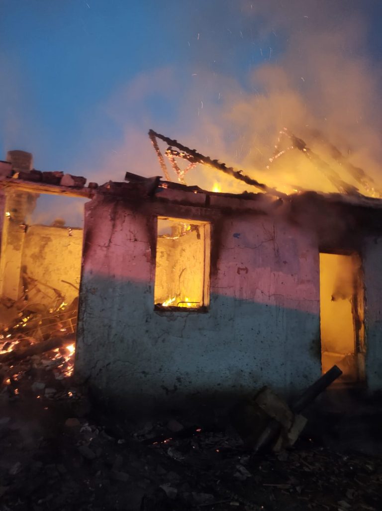 FOTO 4 copii şi părinţii lor au rămas fără locuinţă în urma unui incendiu