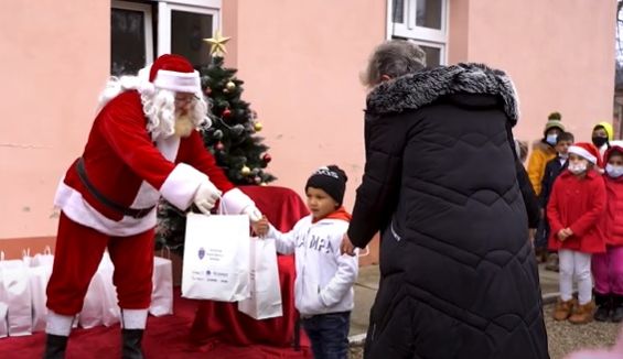 FOTO 4.000 de cadouri din partea lui Moş Crăciun pentru elevii din Mediaş şi Ighişu Nou