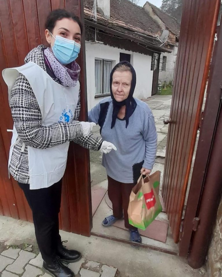 FOTO 500 de pachete oferite de Şcoala Postliceală Auxila în cadrul campaniei „Adoptă un bunic, adoptă un copil”