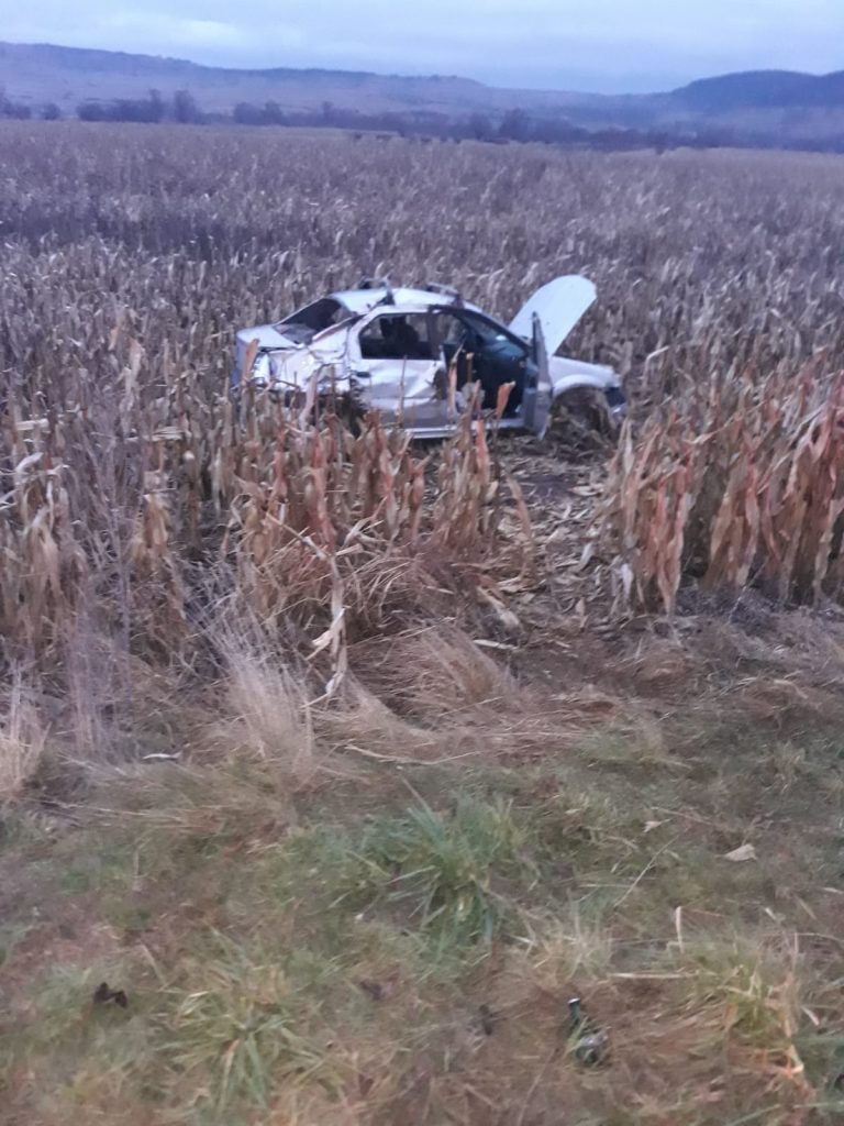 FOTO Doi soţi răniţi după ce autoturismul în care se aflau s-a răsturnat