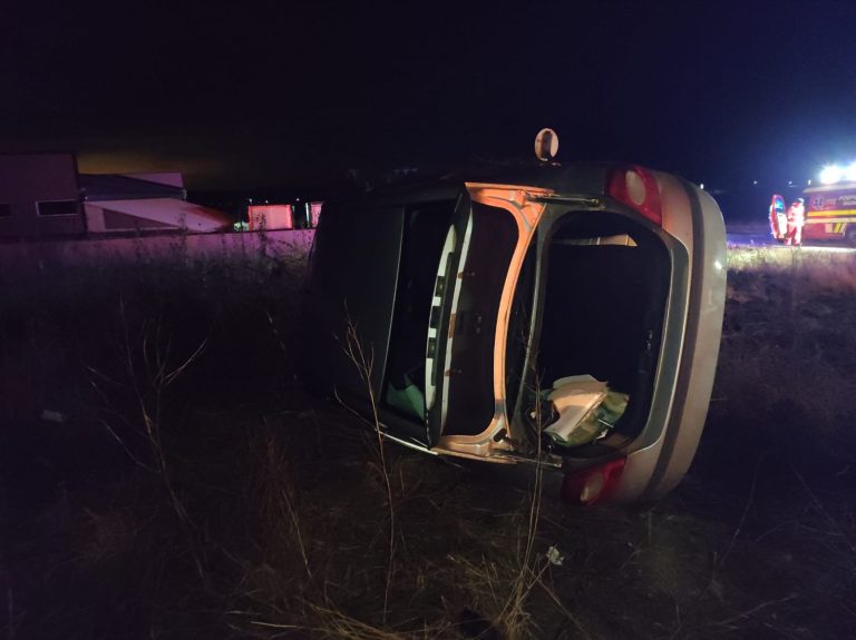 FOTO Autoturism răsturnat pe DN1, în zona Sălişte