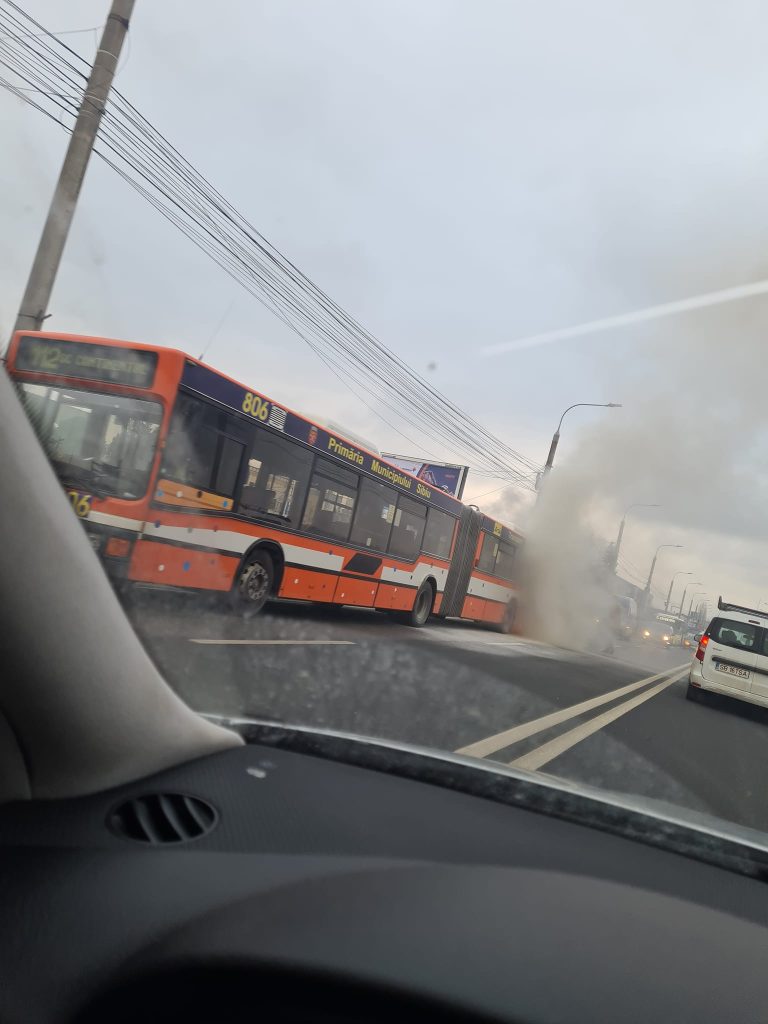 FOTO Incendiu la un autobuz pe Şoseaua Alba Iulia din Sibiu