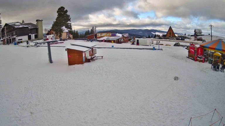 VIDEO/FOTO Primul strat de zăpadă la Păltiniș. Autoritățile au intervenit cu utilaje de deszpezire