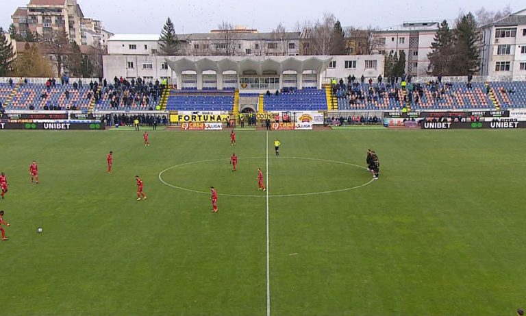 FOTO Cu restanţe salariale foarte mari, fotbaliştii Gazului Metan au protestat pe teren, la meciul cu FC Botoşani