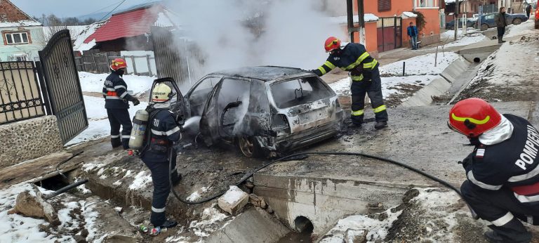FOTO Două incendii stinse de pompierii sibieni în dimineaţa de Ajun