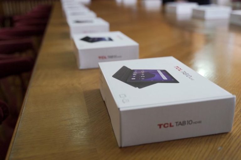 Elevii din Mediaş şi Ighişu Nou vor primi aproape 6.000 de tablete înaintea sărbătorilor de iarnă