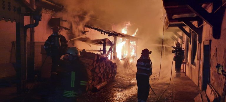 FOTO Două incendii au izbucnit în Agnita în câteva ore
