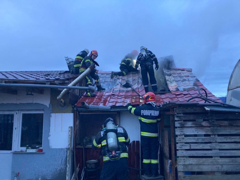 FOTO Locuinţa unei femei din Cisnădie, cuprinsă de flăcări