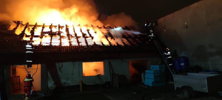 FOTO Anexă distrusă de un incendiu, în Sibiu
