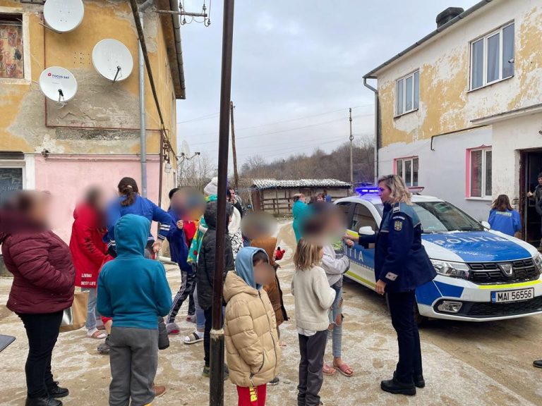 FOTO Poliţiştii din Cisnădie l-au ajutat pe Moş Crăciun să ajungă la 37 de copii nevoiaşi