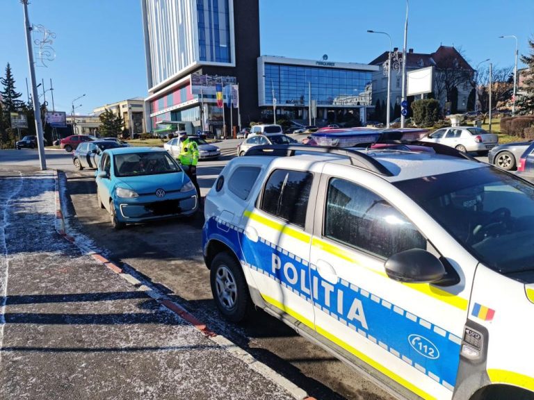 FOTO Poliţiştii sibieni, activităţi în trafic şi la unităţile de învăţământ pentru prevenirea accidentelor rutiere
