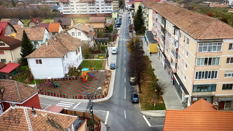 FOTO Străzi asfaltate, reţele de trotuare, spaţii verzi şi parcări în cartierul Vasia din Mediaş