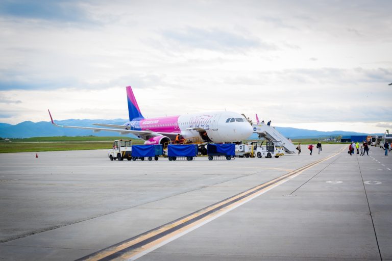 Wizz Air va anula unele zboruri, de la 1 septembrie. Cum își pot recupera pasagerii banii