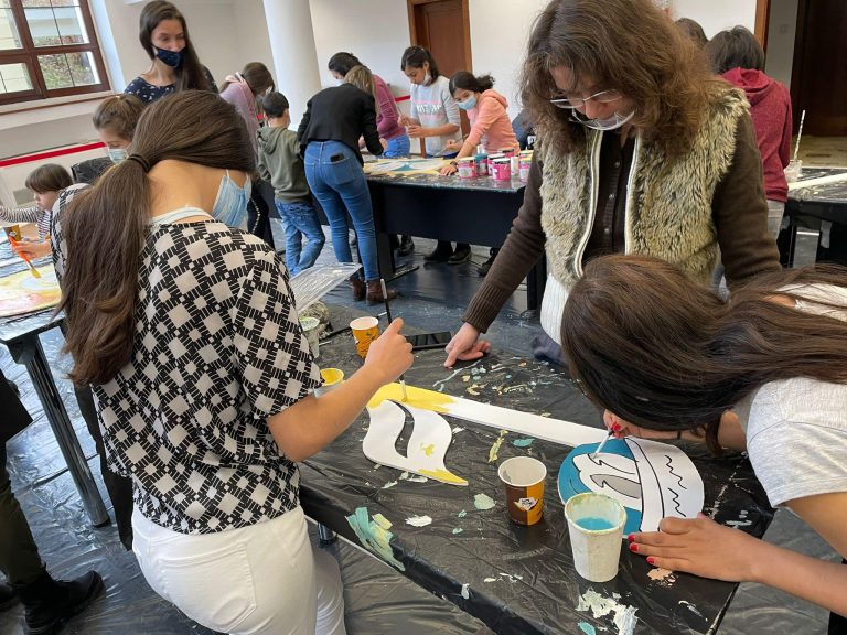 Copiii confecționează decorațiuni pentru bradul Filarmonicii de Stat Sibiu