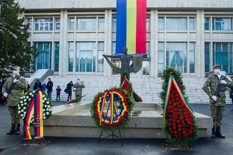 Depuneri de coroane și jerbe de flori cu ocazia Zilei Forțelor Terestre
