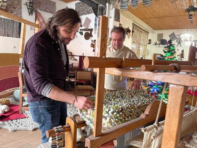 Tradiția covoarelor de Cisnădie merge mai departe. Cu stil