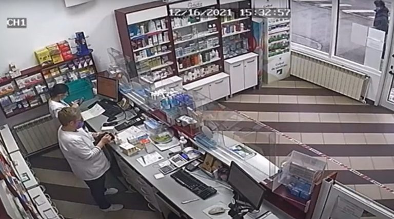 Poliția a prins femeia cu borseta furată din farmacie. Câteva mii de euro au dispărut deja