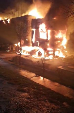 TIR în flăcări, pe DN14, la Slimnic