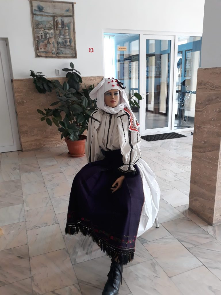 Costume tradiționale vechi de peste un secol, expuse la Casa de Cultură din Agnita