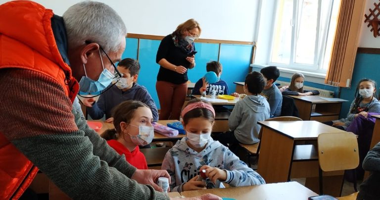 Elevii din Mediaș și Olanda învață împreună să păstreze curățenia stradală