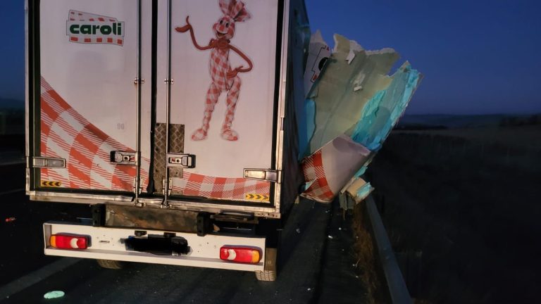 FOTO Coliziune între două camionete pe A1, în zona Apoldu de Jos