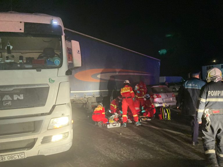 FOTO Trei persoane implicate într-un accident rutier pe DN 1. Unul dintre şoferi a murit