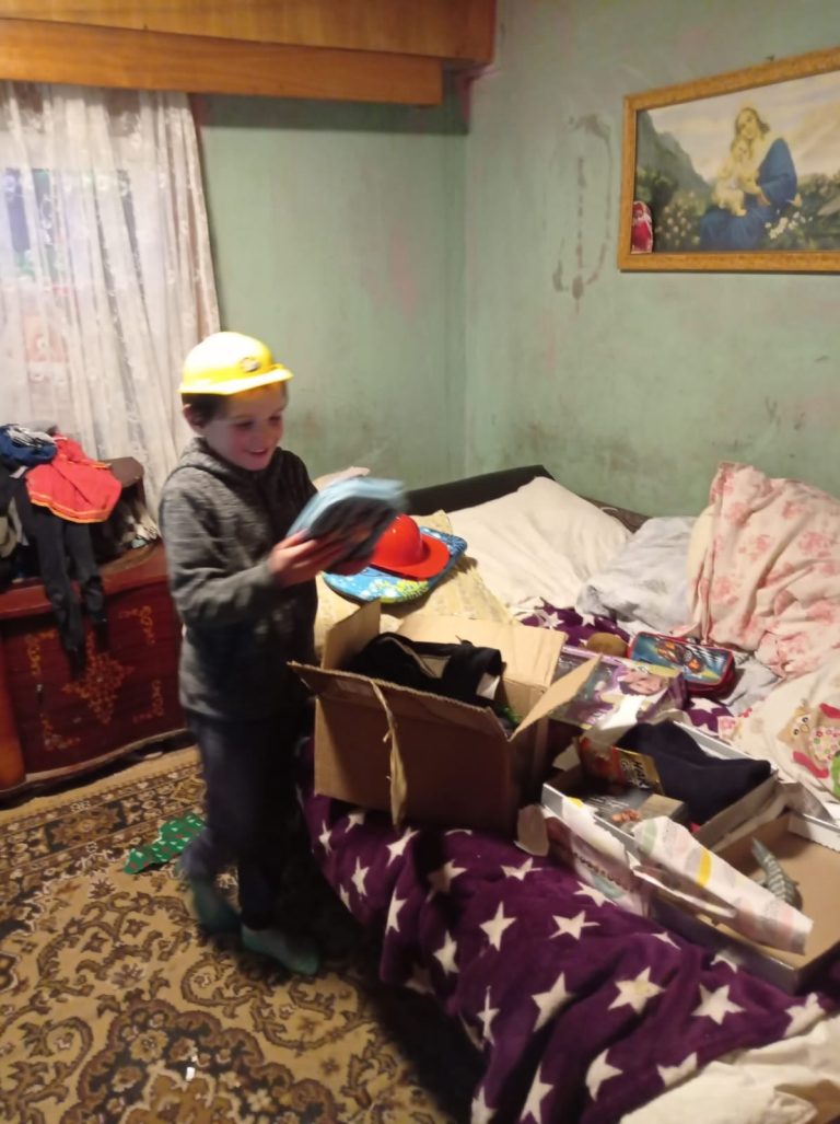 Campania “Îmbrățișează-i pe cei nevoiași” a ajuns la sute de familii şi copii