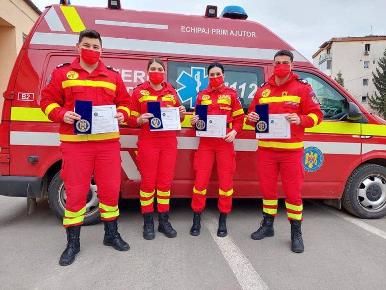 FOTO Diplome de apreciere pentru 3 angajaţi şi un voluntar al ISU Sibiu după salvarea unui bărbat