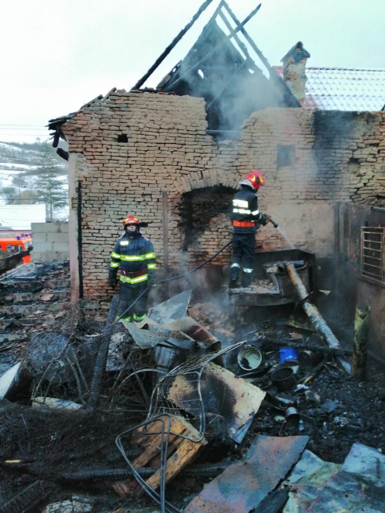 FOTO Două acoperișuri distruse de incendii în Valchid și Noiștat