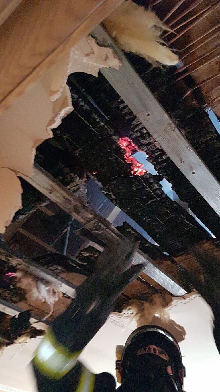 FOTO Incendii la acoperişurile unor case din Agârbiciu şi Hamba