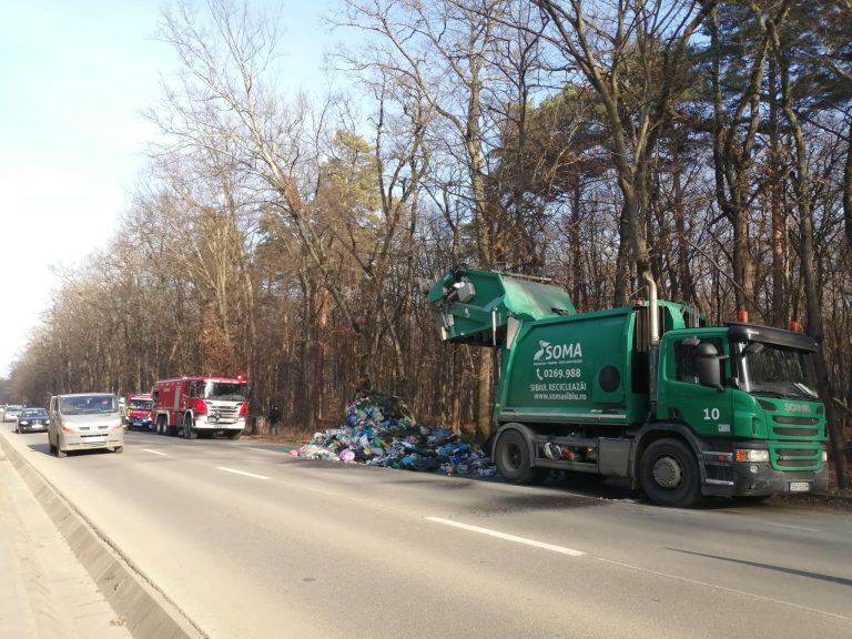 FOTO Incendiu la o autospecială de transport deşeuri din Sibiu