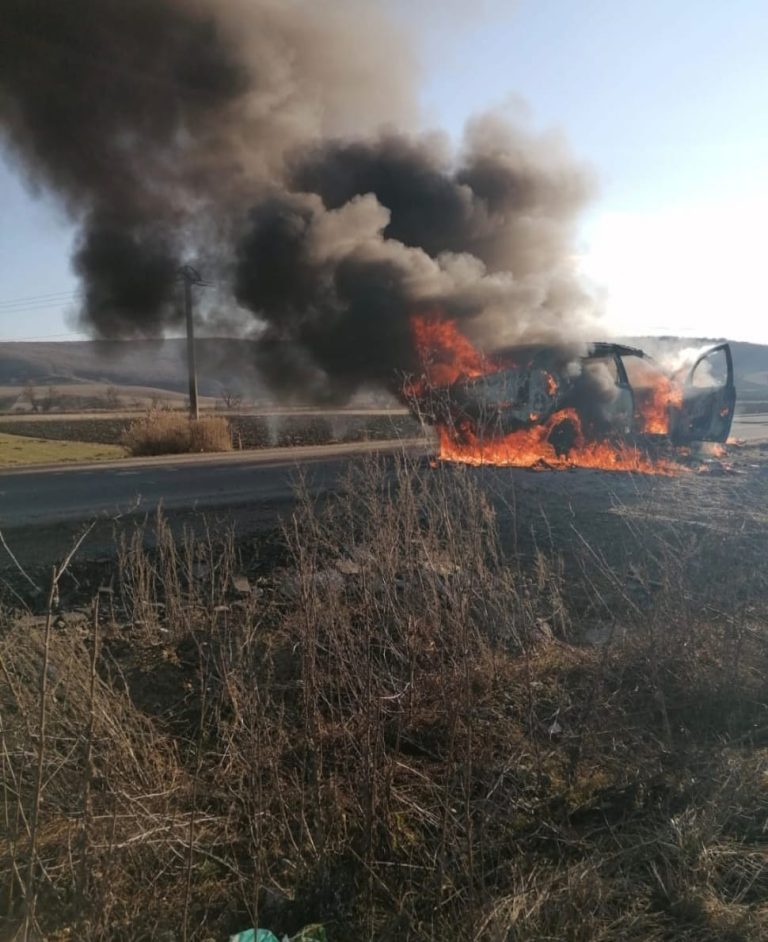 FOTO Un autoturism a ars în întregime în urma unui incendiu