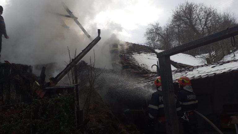 Şură şi magazie cuprinse de flăcări, în Galeş