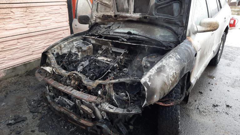 O masina a luat foc pe Drumul National 14 in Agarbiciu