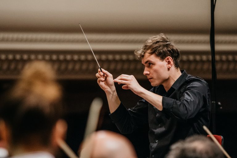 Tânărul dirijor polonez Paweł Kapuła, pentru prima oară la pupitrul Filarmonicii de Stat Sibiu